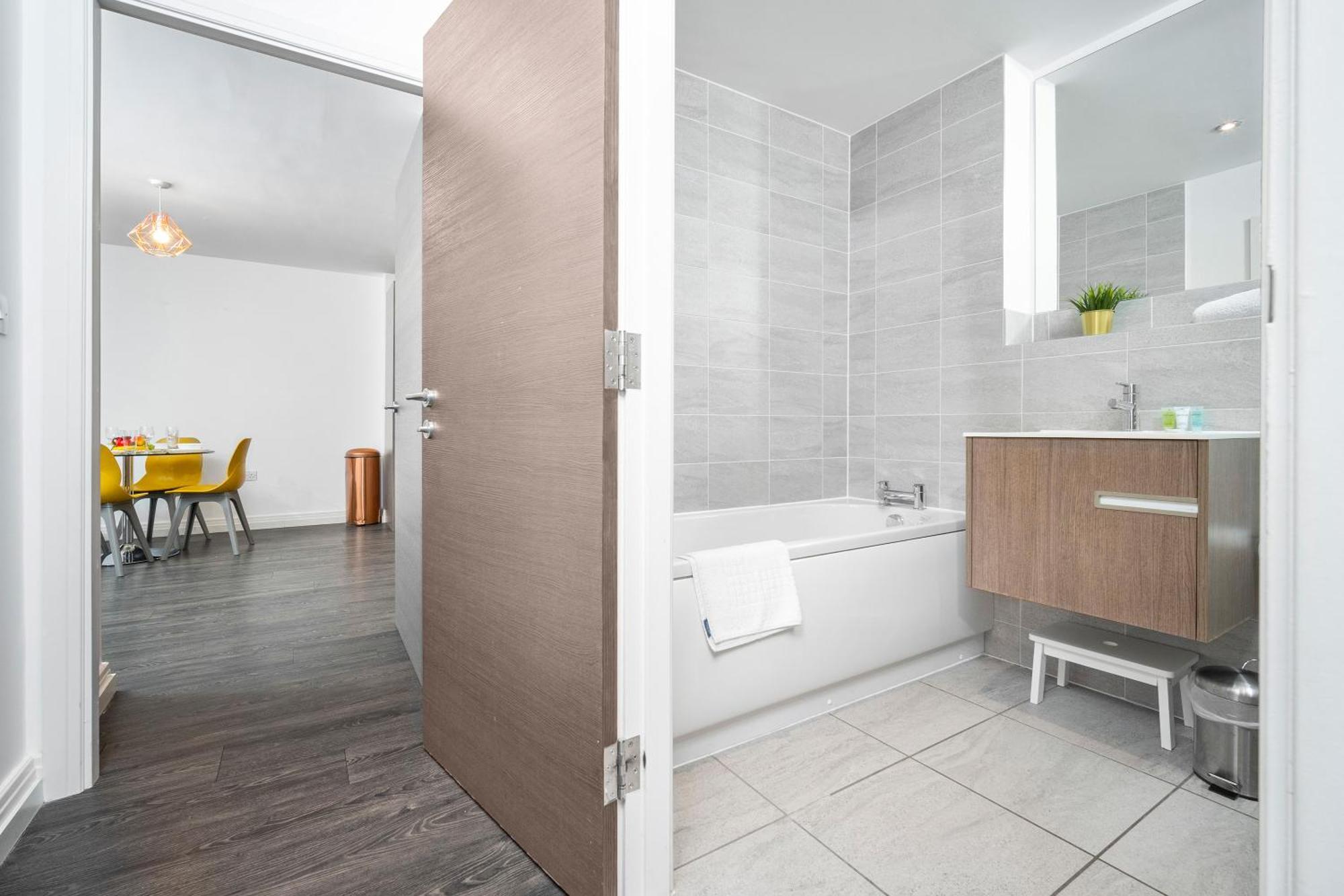 New Luxe Apartment - Secure Parking - Birmingham City Centre - Netflix - Wifi - Top Rated - 54M المظهر الخارجي الصورة